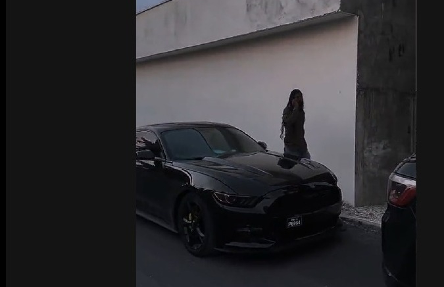 ނަދީމް، އޭނާގެ ކާރު ކަލެކްޝަން ކައިރީގައި.