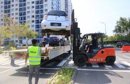 ފުލުހުން ހުޅުމާލޭގެ މަގަކުން ވެހިކަލެއް ނަގައިގެން ގެންދަނީ. -- ފޮޓޯ: ޕޮލިސް