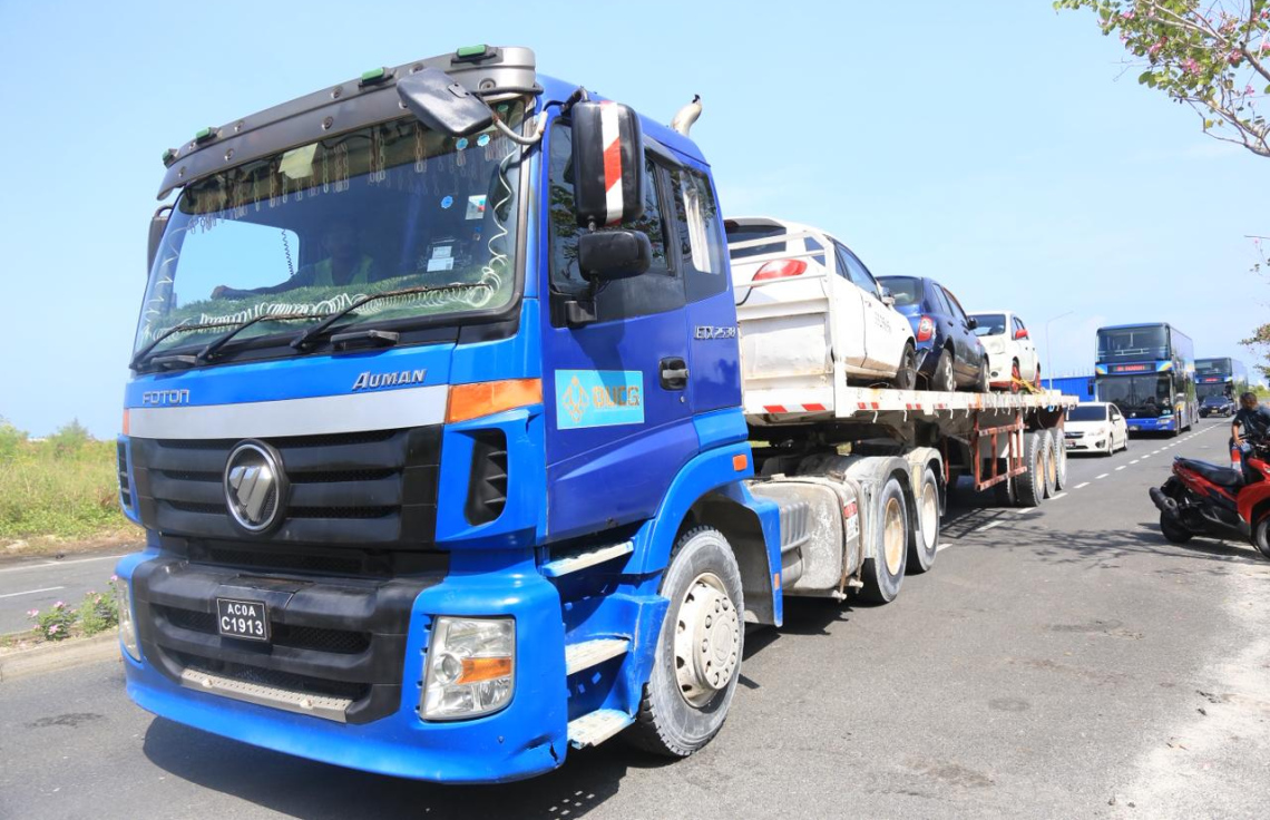 ފުލުހުން މިއަދު ފެށި މަސައްކަތުގައި ބައެއް އުޅަނދުތައް ޓޯ ކުރަނީ.-- ފޮޓޯ: ޕޮލިސް