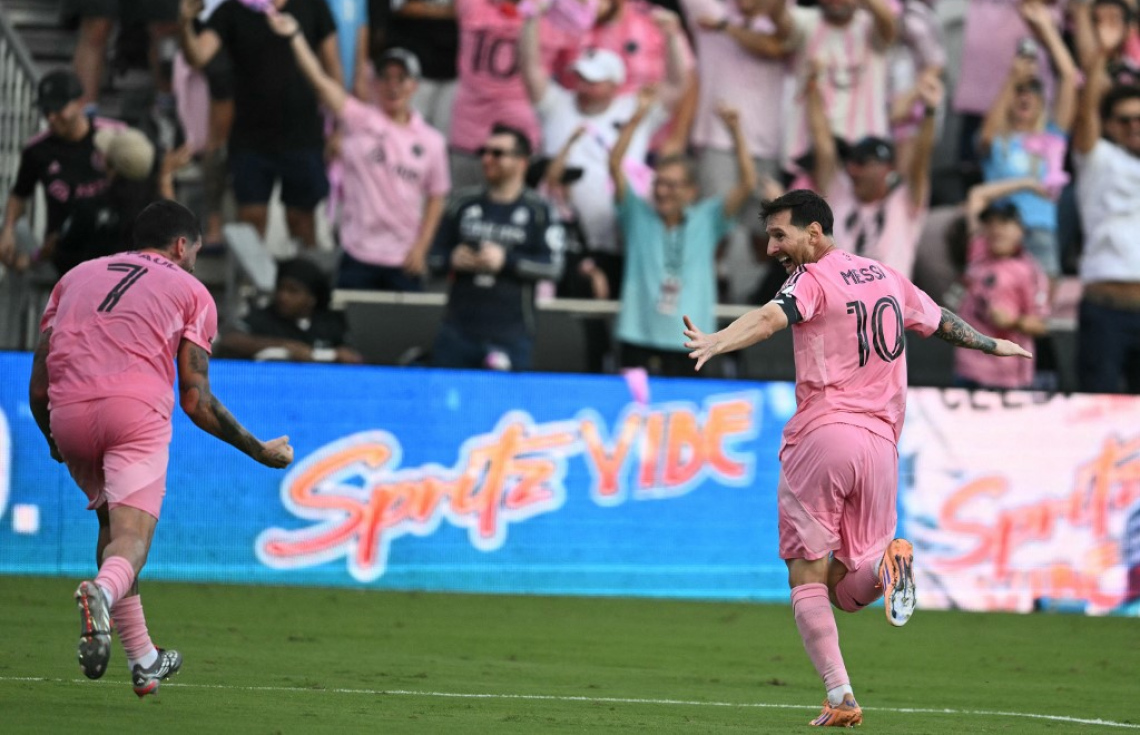 ޑި ޕޯލް (ވ) ގެ ލަނޑު އެސިސްޓް ކޮށްދިނުމަށް ފަހު މެސީ އުފާފާލުކުރަނީ.-- ފޮޓޯ: އޭއެފްޕީ