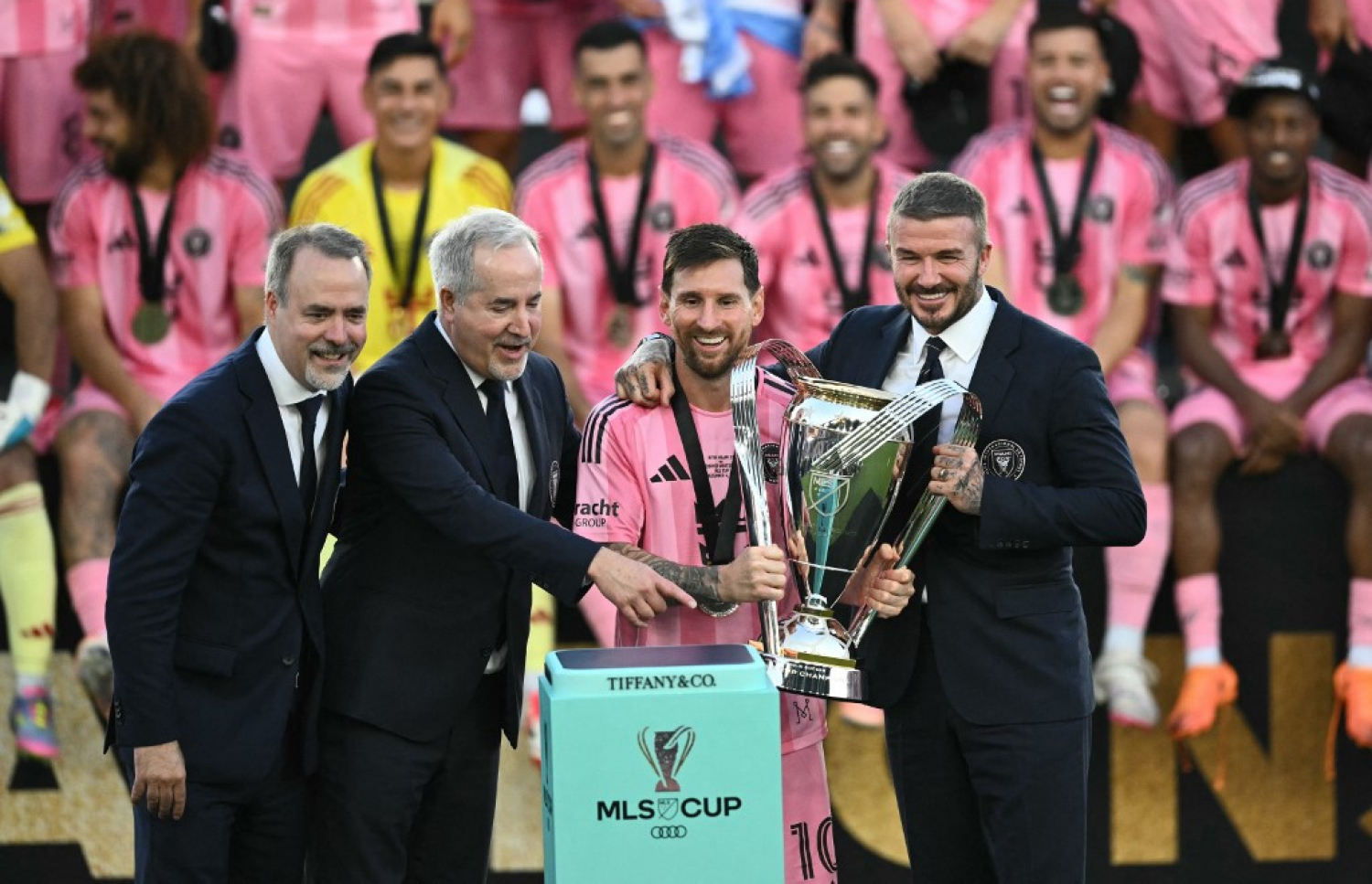 މެސީ އާއި ބެކަމް އަދި އިންޓަ މަޔާމީގެ ވެރިންނާ އެކު އެމްއެލްއެސް ޓްރޮފީ ހިފައިގެން.-- ފޮޓޯ: އޭއެފްޕީ