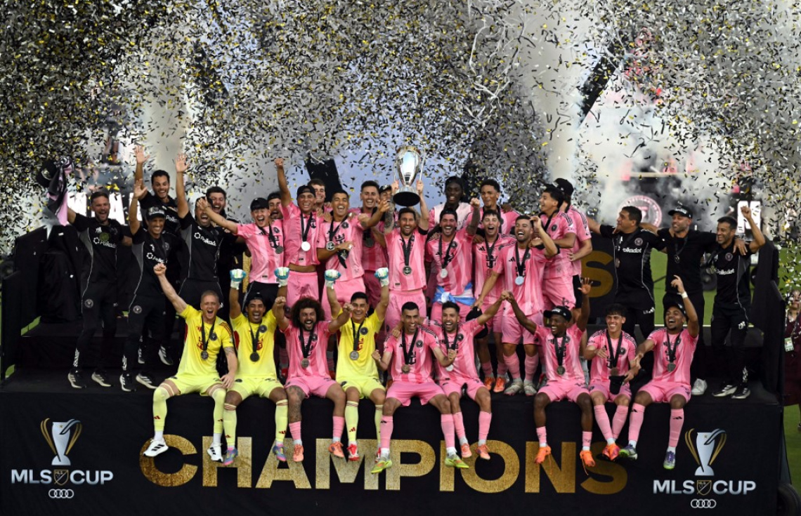 މެސީ އާއި އިންޓަ މަޔާމީގެ ކުޅުންތެރިން އެމްއެލްއެސް ޓްރޮފީ އުފުލާލަނީ.-- ފޮޓޯ: އޭއެފްޕީ