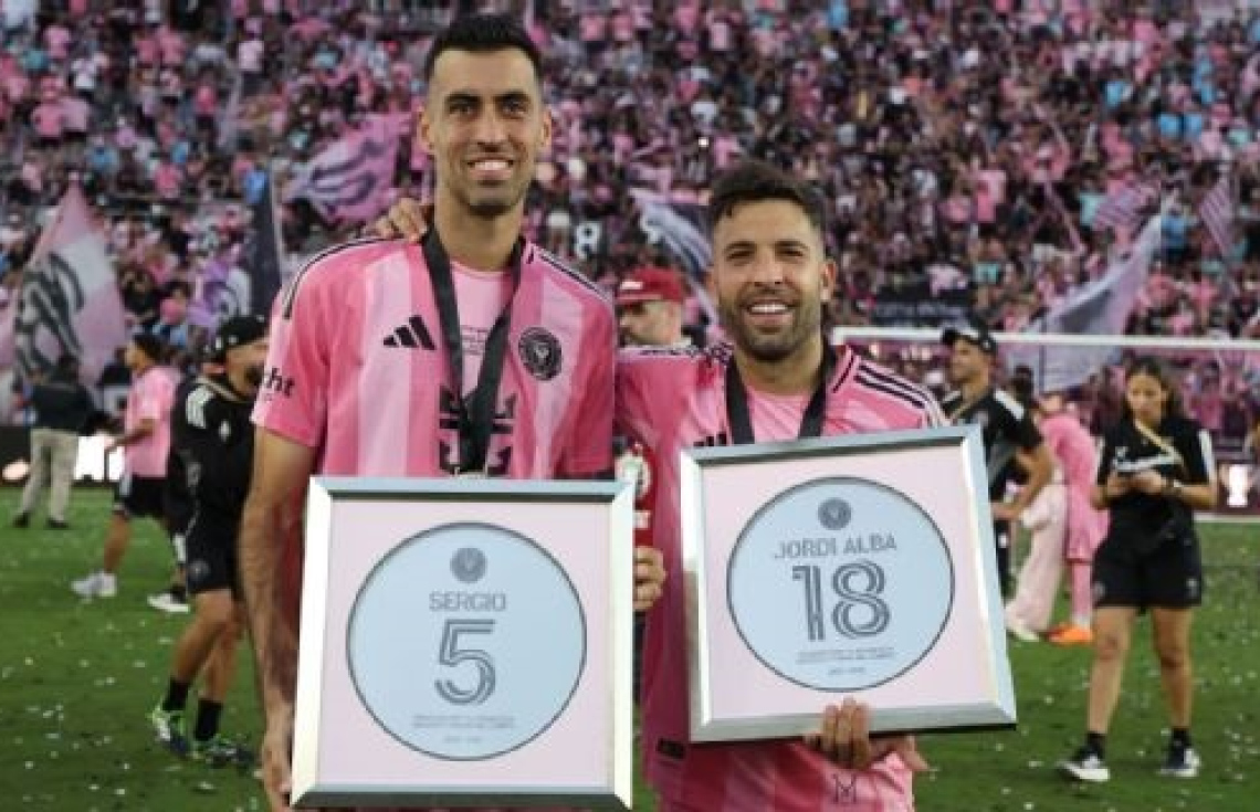 އަލްބާ (ކ) އާއި ބުސްކެޓްސް (ވ) ވަނީ މެސީއާ އެކުގައި އިންޓަ މަޔާމީއަށް ބަދަލުވެ، ކްލަބުގެ ތާރީހުގައި ވެސް ފުރަތަމަ ފަހަރަށް ތައްޓެއް ހޯދައިފަ.-- ފޮޓޯ: ގެޓީ