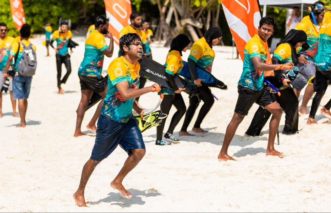 އެއްފަހަރާ އެންމެ ގިނަ މީހުން ސްނޯކުލް ކުރުމުގެ ވޯލްޑް ރެކޯޑް ހެދުމުގައި ބައިވެރި ފީނާ މީހުން. ފޮޓޯ: ފްރީޑައިވް މޯލްޑިވްސް