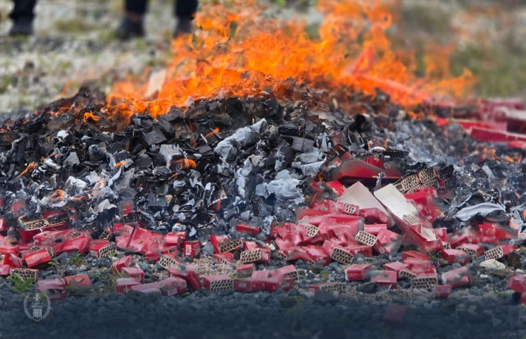 އައްޑޫން ހިފަހައްޓާފައި ހުރި ސިނގިރޭޓު ނައްތާލައިފި