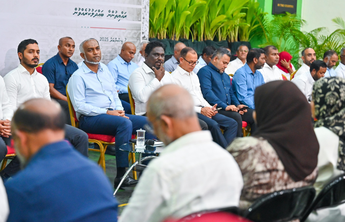 ހެންވޭރުގެ ރައްޔިތުންނާ ބައްދަލުކުރައްވަން ރައީސް މުއިއްޒު ރޭ ބޭއްވެވި ބައްދަލުވުމުގައި އާންމުންގެ ސުވާލުތައް އެ މަނިކުފާނު އަޑުއައްސަވަނީ.---ފޮޓޯ: ފަޔާޒު މޫސާ| މިހާރު