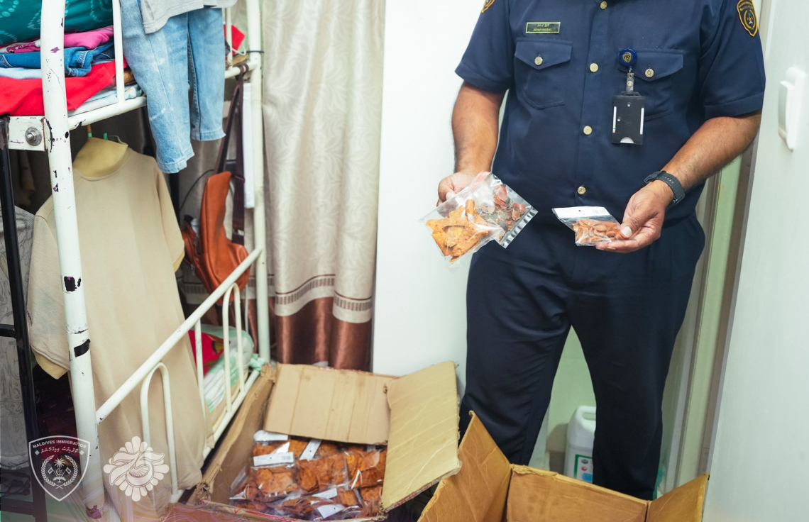 އިމިގްރޭޝަނުން އަތުލައިގަތް ބިދޭސީން ވިއްކަން ތައްޔާރުކޮށްފައި ހުރި ލުއި ކާނާ ޕެކެޓްތައް.-- ފޮޓޯ: އިމިގްރޭޝަން