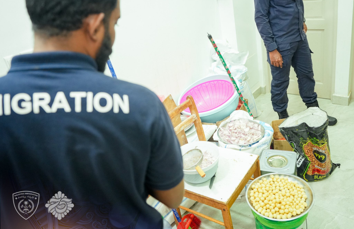 ގަވާއިދާ ހިލާފަށް ރާއްޖޭގައި އުޅޭ ބިދޭސީންގެ ބަޔަކު މާލޭގެ ގެއެއްގެ ތެރޭގައި ލުއި ކާނާ ތައްޔާރުކުރަން ރެޑީކޮށްފައި.- ފޮޓޯ: އިމިގްރޭޝަން