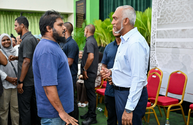 ރައީސް މުއިއްޒު ހެންވޭރުގެ ރައްޔިތުންނާ ބައްދަލުކުރައްވަން މި މަހުގެ 8 ވަނަ ދުވަހުގެ ރޭ ބޭއްވި ހަފުލާ އަށް ދިޔަ މީހަކާ ވާހަކަފުޅު ދައްކަވަނީ.---ފޮޓޯ: ރައީސް އޮފީސް