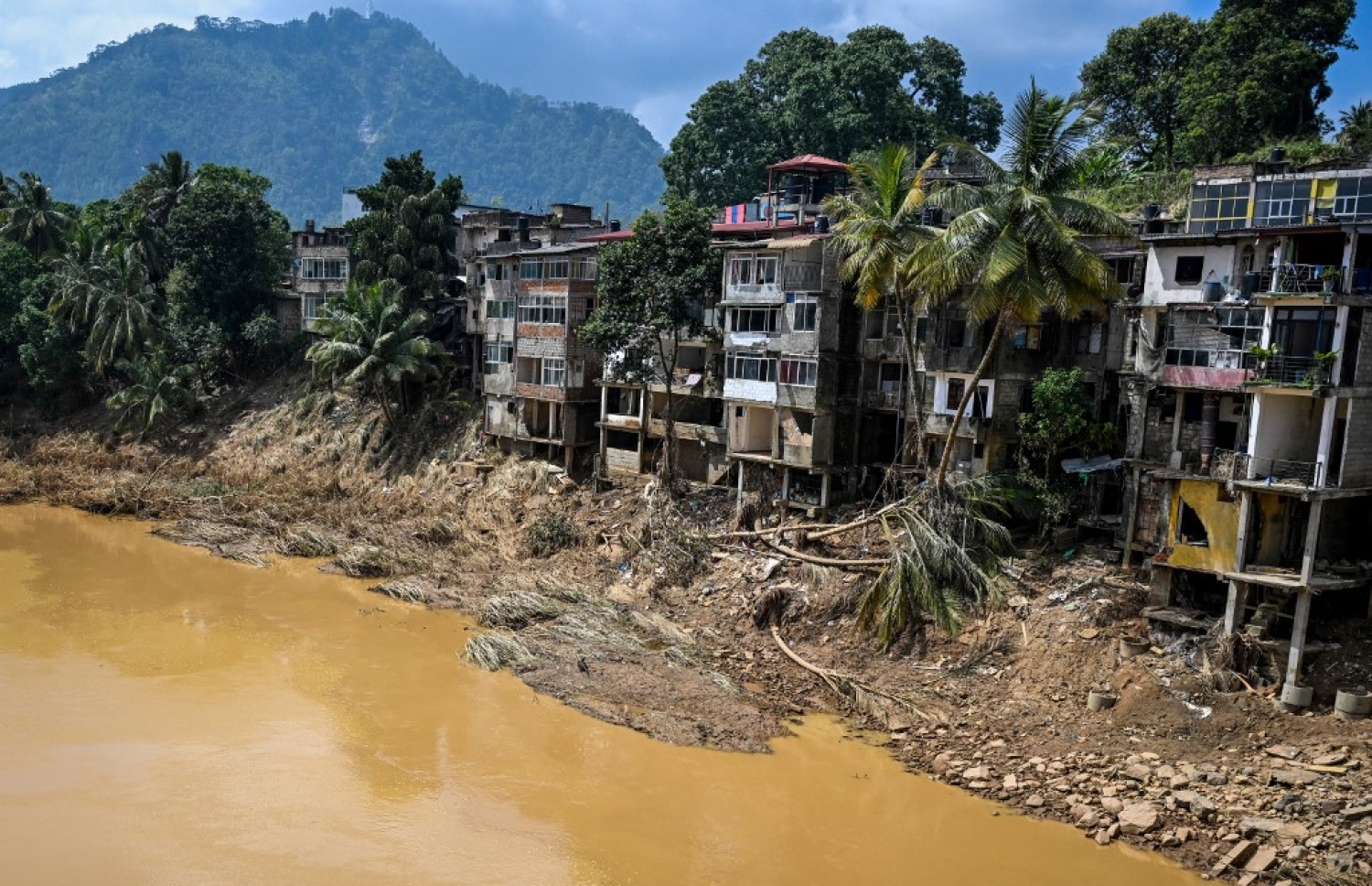 ސްރީ ލަންކާގައި ފެންބޮޑުވެ ގެތައް ހަލާކުވެފައިވާ ސަރަހައްދެއް. -- ފޮޓޯ: އޭއެފްޕީ