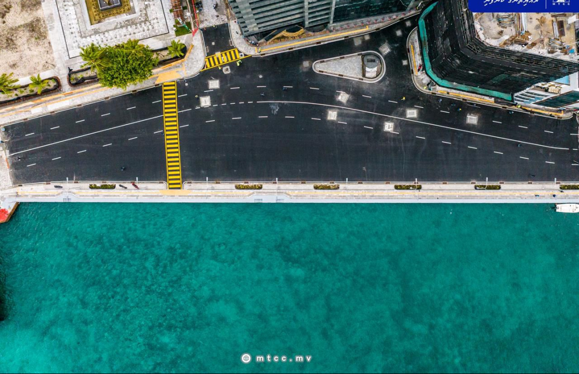 ޖުމްހޫރީމައިދާން ކައިރިން ބޮޑުތަކުރުފާނުމަގު ފުޅާކޮށް ތާރުއެޅިބައި. ފޮޓޯ: އެމްޓީސީސީ