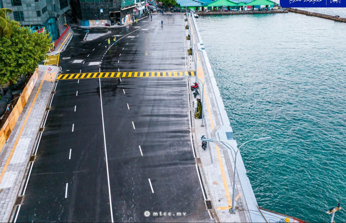 ޖުމްހޫރީމައިދާން ކައިރިން ބޮޑުތަކުރުފާނުމަގު ފުޅާކޮށް ތާރުއެޅިބައި. -- ފޮޓޯ: އެމްޓީސީސީ