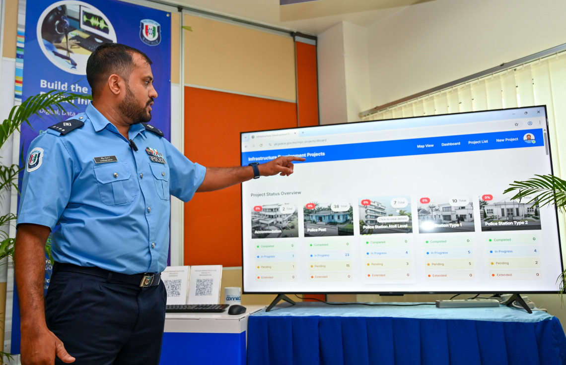 ފުލުހުން ކުރިއަށްގެންދާ އިންފްރަސްޓްރަކްޗާ މަޝްރޫއުތަކުގެ އަޕްޑޭޓް ބެލުމަށް ހާއްސަކުރި އިންޓާނަލް ޕޯޓަލްގެ މައުލޫމާތު ދެއްވަނީ.-- ފޮޓޯ: ފަޔާޒު މޫސާ/ މިހާރު