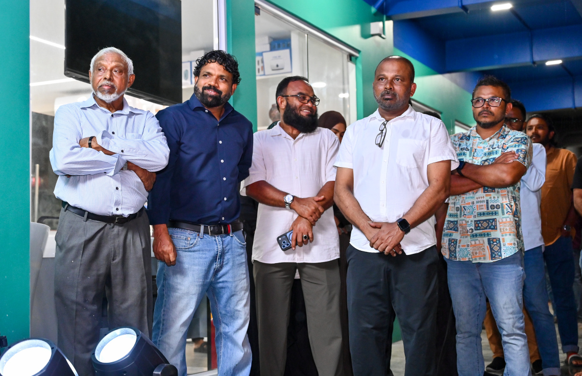 އީވް ކްލިނިކް ވިނަރެސް ރަސްމީކޮށް ހުޅުވުމަށް ބޭއްވި ރަސްމިއްޔާތުގައި ޗެއާމަން ހުސެއިން މުހައްމަދުފުޅާއި ކުންފުނީގެ އިސްވެރިން ބައިވެރިވަނީ -- ފޮޓޯ: ފަޔާޒު މޫސާ | މިހާރު