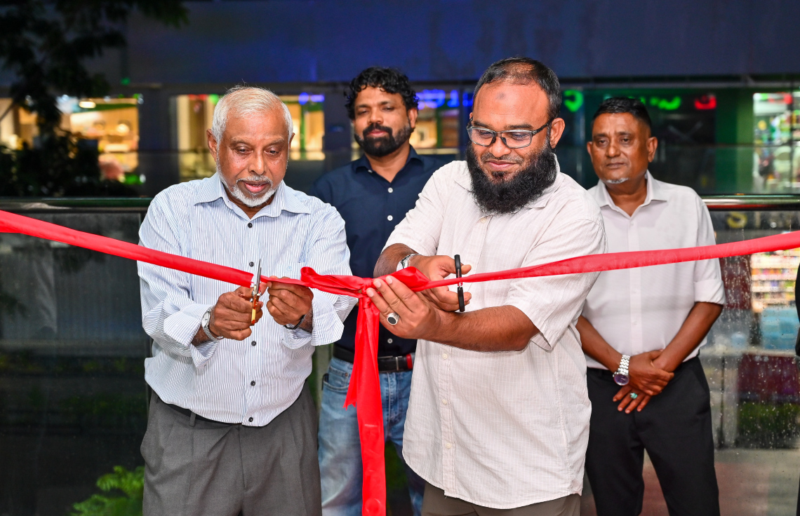 އީވް ކްލިނިކްގެ ޗެއާމަން ހުސެއިން މުހައްމަދުފުޅާއި ހުޅުމާލެ އުތުރު ދާއިރާ މެމްބަރު ހުސައިން ޝަރީފް އީވް ކްލިނިކް ހުޅުއްވައިދެއްވަނީ -- ފޮޓޯ: ފަޔާޒު މޫސާ | މިހާރު