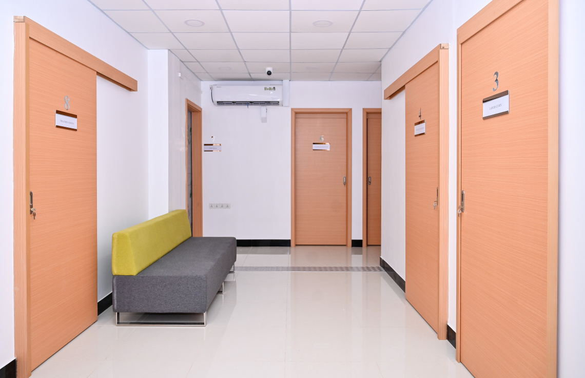 އީވް ކްލިނިކް ވިނަރެސްގެ ހިދުމަތް ހޯދަން އަންނަ މީހުން މަޑުކޮށްލަައިގެން ތިބޭ ސަރަހައްދު. -- ފޮޓޯ: ފަޔާޒު މޫސާ | މިހާރު