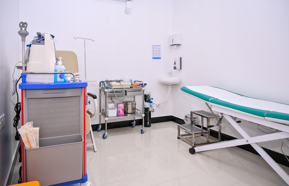 އީވް ކްލިނިކް ވިނަރެސްގެ އަވަސް ފަރުވާ ދޭ ކޮޓަރި. އެ ކްލިނިކްގައި އެކި ދާއިރާތަކުން ގިނަ ސްޕެޝަލިސްޓުން ހިދުމަތް ދޭނެ -- ފޮޓޯ: ފަޔާޒު މޫސާ | މިހާރު