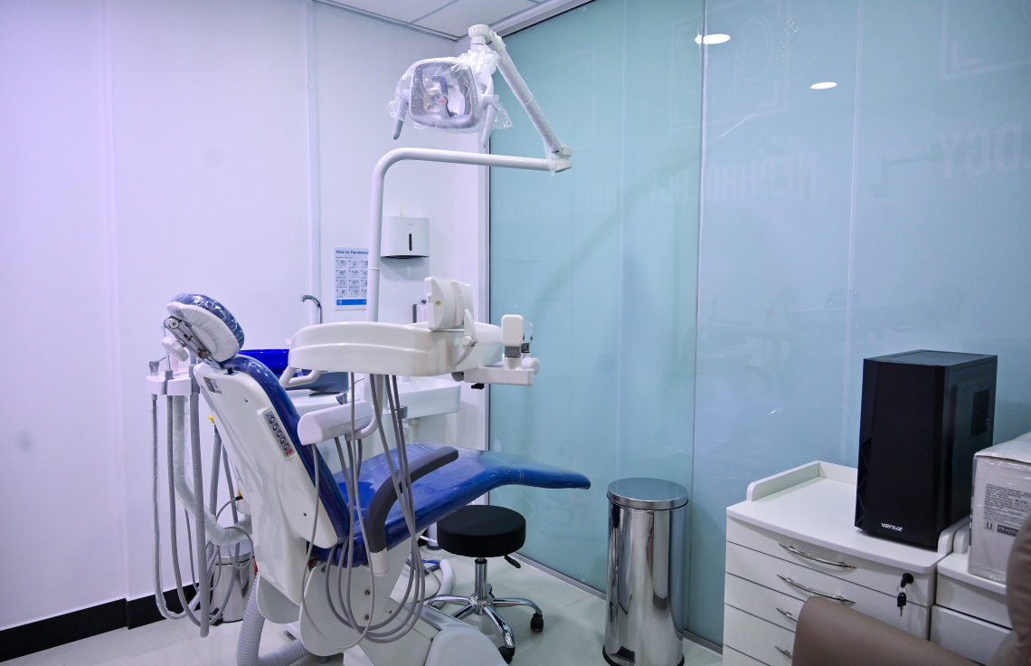 އީވް ކްލިނިކް ވިނަރެސްގައި ދަތުގެ ފަރުވާދޭ ކޮޓަރި. އެ ކްލިނިކްގައި އެކި ދާއިރާތަކުން ގިނަ ސްޕެޝަލިސްޓުން ހިދުމަތް ދޭނެ -- ފޮޓޯ: ފަޔާޒު މޫސާ | މިހާރު