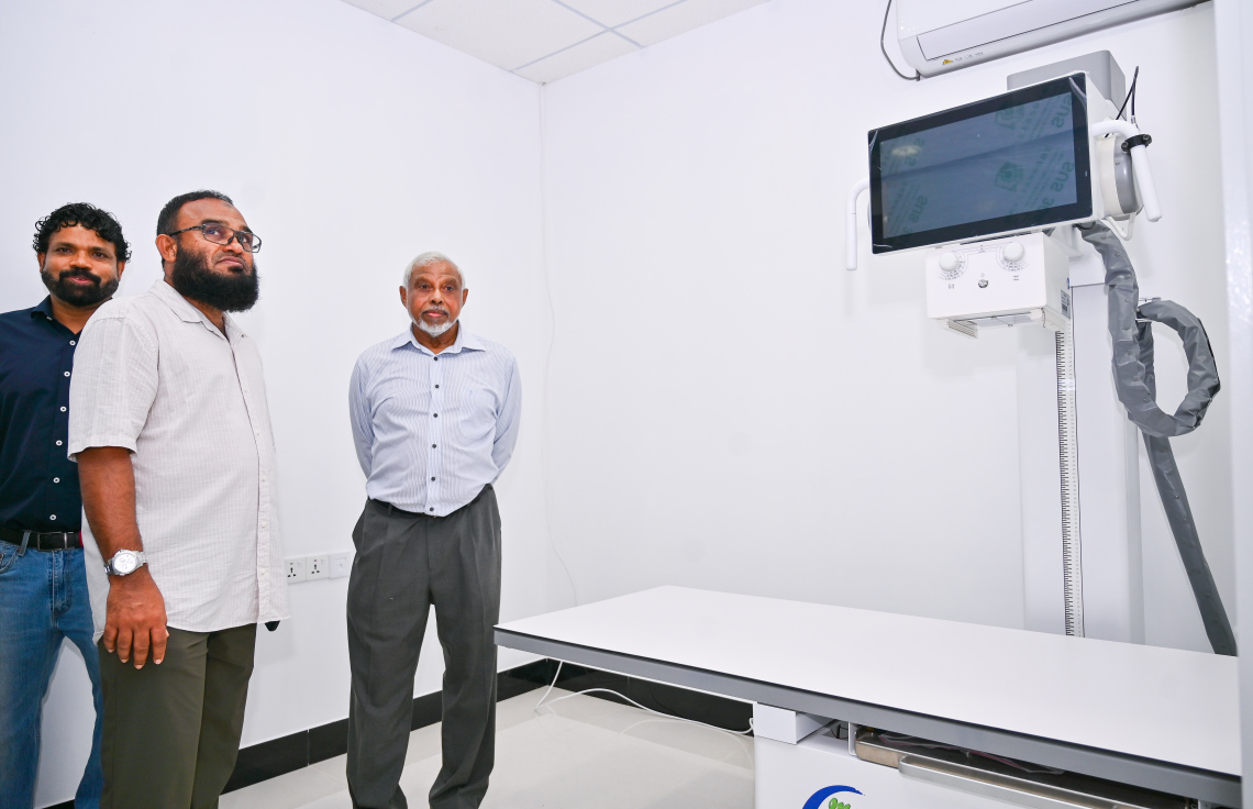 އީވް ކްލިނިކް ވިނަރެސް ހުޅުވުމަށްފަހު އީވް ކްލިނިކްގެ ޗެއާމަން ހުސެއިން މުހައްމަދުފުޅު އެ ކްލިނިކްގެ އެކްސްރޭ ނަގާ ކޮޓަރި ބައްލަވާލައްވަނީ -- ފޮޓޯ: ފަޔާޒު މޫސާ | މިހާރު