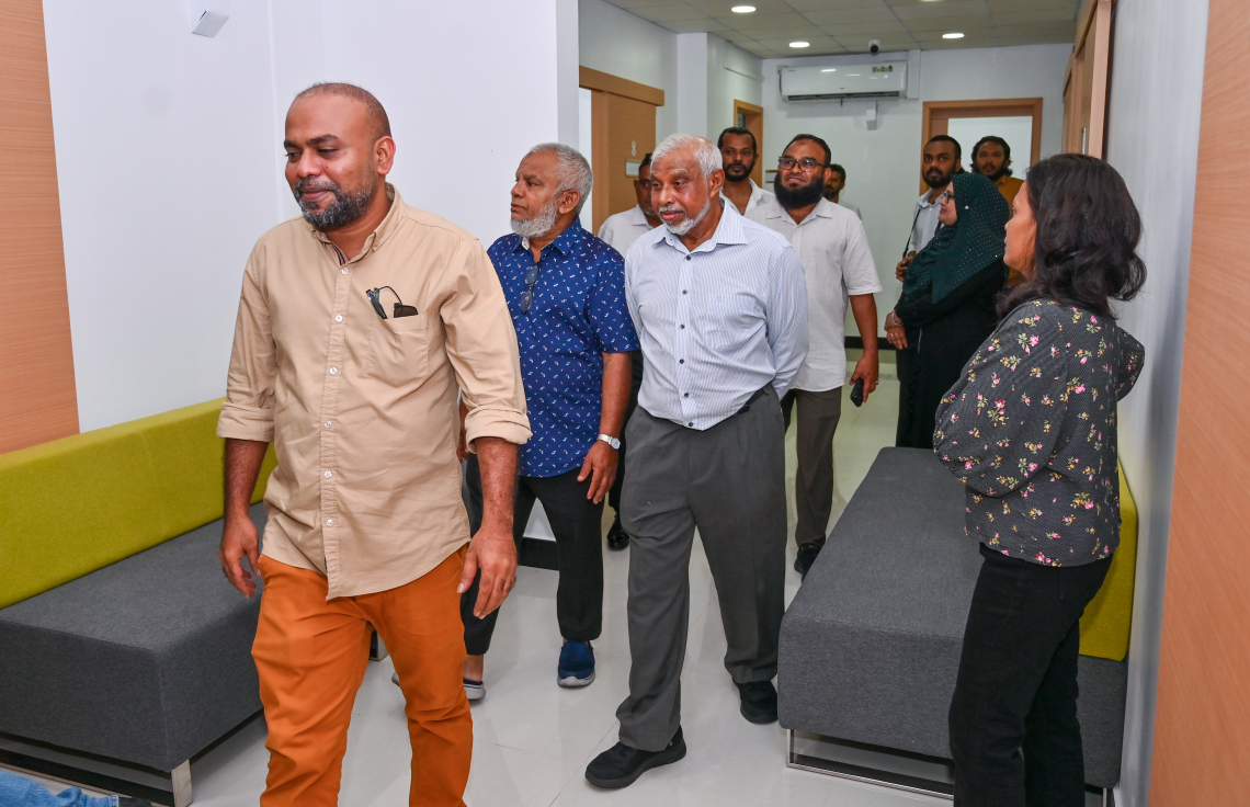 އީވް ކްލިނިކް ވިނަރެސް ހުޅުވުމަށްފަހު އީވް ކްލިނިކްގެ ޗެއާމަން ހުސެއިން މުހައްމަދުފުޅު އެ ކްލިނިކް ބައްލަވާލައްވަނީ --- ފޮޓޯ: ފަޔާޒު މޫސާ | މިހާރު