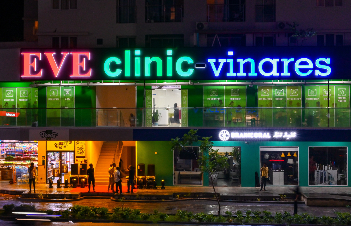 ހުޅުމާލެ ފޭސް2ގައި ހުންނަ ވިނަރެސް 1 ވަނަ ޓަވަރުގައި ހުޅުވި އީވް ކްލިނިކް ވިނަރެސް. މި ކްލިނިކް ހުޅުވާނީ ހެނދުނު 8 އިން ރޭގަނޑު 9 އަކަށް. ކުރިއަށް އޮތްތަނުގައި އެތަނުގެ ހިދުމަތް ފުޅާކޮށް، ހިދުމަތްދޭ ވަގުތު އިތުރުކުރަން ވަނީ ހަމަޖެހިފައި -- ފޮޓޯ: ފަޔާޒު މޫސާ | މިހާރު