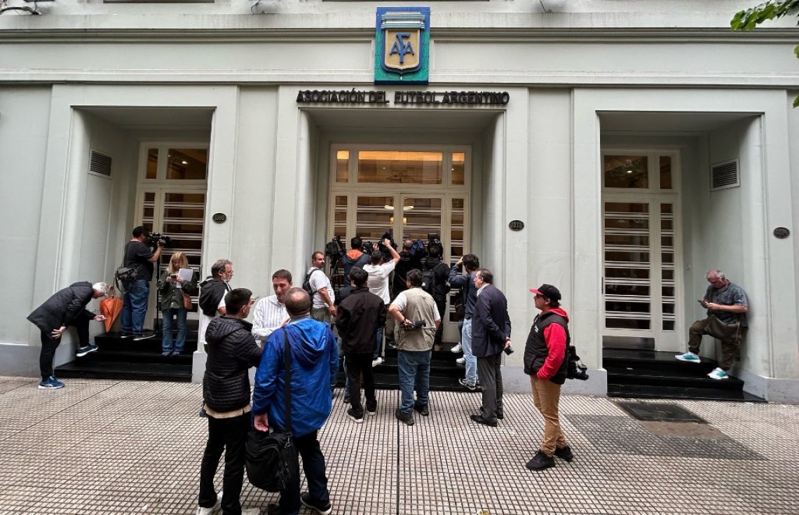 ފުލުހުންގެ ރެއިޑް އޮޕަރޭޝަން ކުރިއަށް ދިޔަ ވަގުތު އެސޯސިއޭޝަން ބޭރުގައި މީޑިއާތަކުން ހަރަކާތްތެރިވަނީ.-- ފޮޓޯ: އޭއެފްޕީ