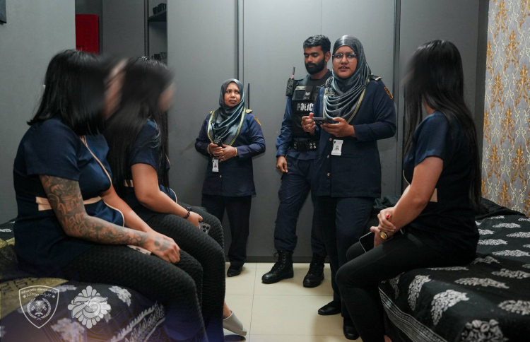 އިމިގްރޭޝަނުން ފުލުހުންނާ އެކު ރޭ ހިންގި އޮޕަރޭޝަނުގައި ބަންދުކުރި މަސާޖުޕާލާއަކުން މީހުން ހައްޔަރުކުރަނީ.-- ފޮޓޯ: އިމިގްރޭޝަން