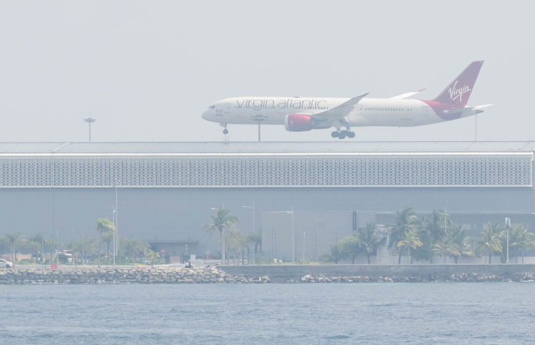 ވެލާނާ އިންޓަނޭޝަނަލް އެއާޕޯޓަށް މިއަދު ހެނދުނު މަތިންދާބޯޓެއް ޖެއްސި އިރު މާލެއަށް ފެންނަ ގޮތް: އެއާޕޯޓަށް ޖައްސާ ބޯޓުތައް މާލެއަށް ސާފުކޮށް ކުރިން ފެނުނަސް ވައި ނުސާފުވެ ރީތިކޮށް މިހާރު ނުފެނޭ. -- ފޮޓޯ: ނިޝާން އަލީ / މިހާރު