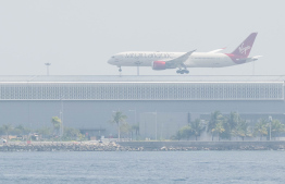 ވެލާނާ އިންޓަނޭޝަނަލް އެއާޕޯޓަށް މިދިޔަ ބުދަ ދުވަހު މަތިންދާބޯޓެއް ޖެއްސި އިރު މާލެއަށް ފެންނަ ގޮތް: އެއާޕޯޓަށް ޖައްސާ ބޯޓުތައް މާލެއަށް ސާފުކޮށް ކުރިން ފެނުނަސް ވައި ނުސާފުވެ ރީތިކޮށް މިހާރު ނުފެނޭ. -- ފޮޓޯ: ނިޝާން އަލީ / މިހާރު