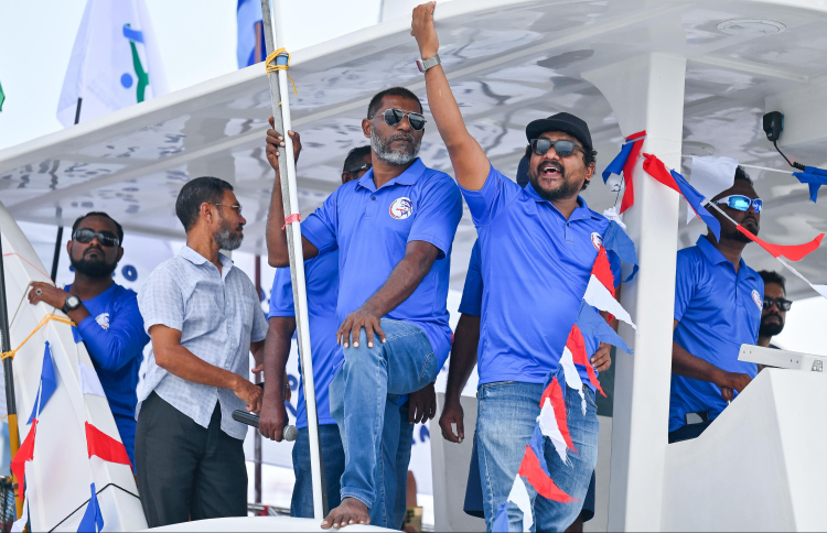 މިފްކޯއަށް ބޮޑުކަންނެލި ގަންނަން ގޮވާލައި ކުރާ އިހުތިޖާޖުގައި މައުރޫފް ބައިވެރިވަނީ. -- ފޮޓޯ: ފަޔާޒް މޫސާ/މިހާރު