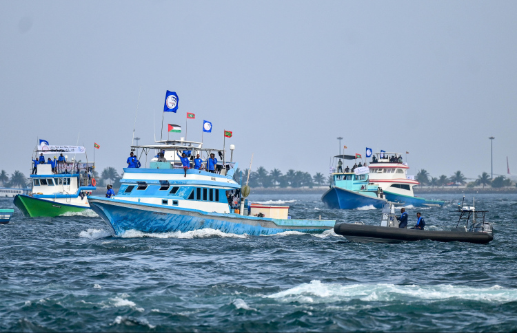 ބޮޑުކަންނެލި މަސްވެރިންގެ އިހުތިޖާޖުގައި ބައިވެރިވާ މަސްވެރިން ތިބި ދޯނިތައް މާލެ އަށް މިސްރާބު ޖަހާފައި.---ފޮޓޯ: ފަޔާޒު މޫސާ| މިހާރު