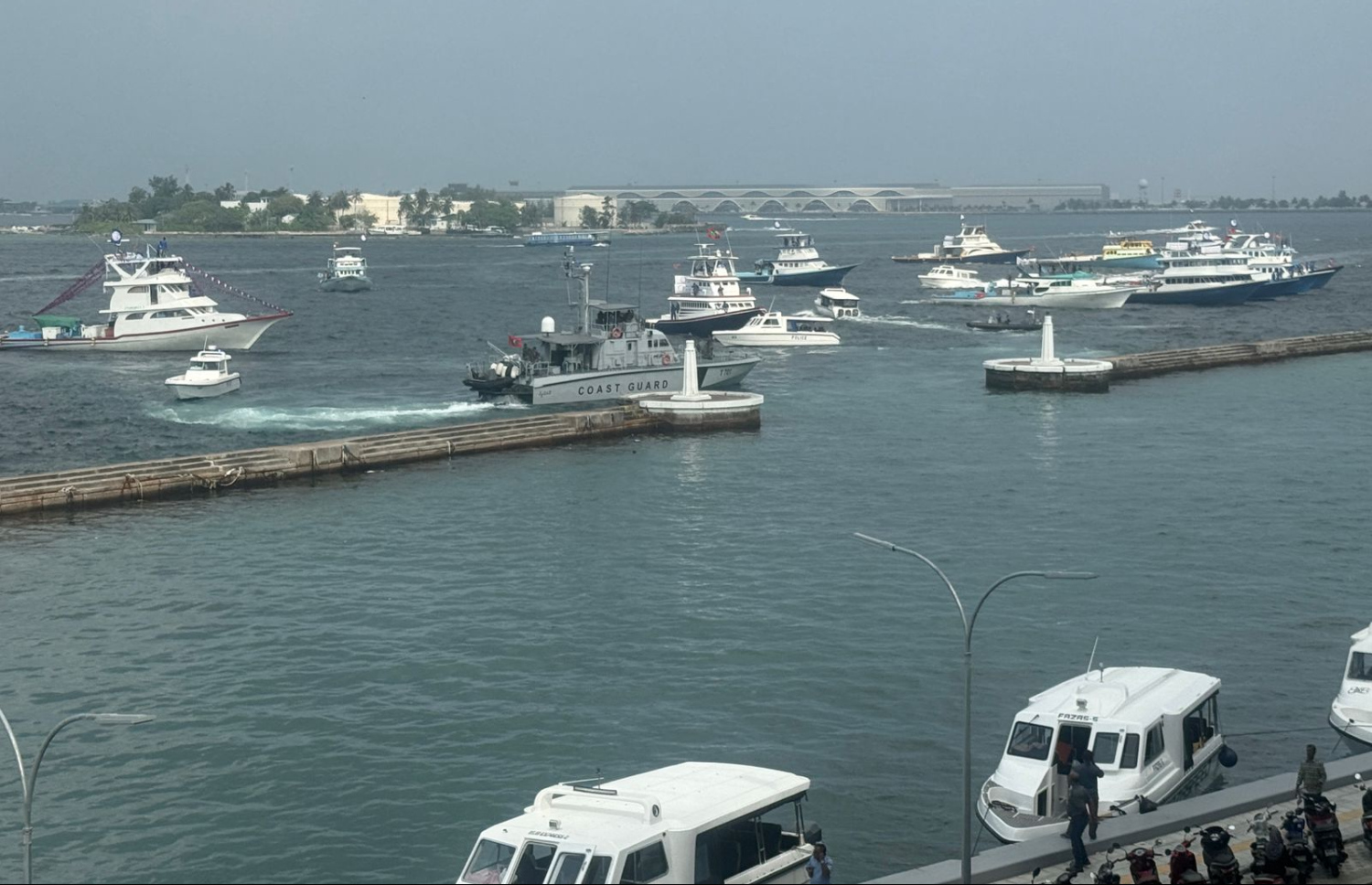 ބޮޑުކަންނެލީގެ މަސްވެެރިންގެ އިހުތިޖާޖުގައި ބައިވެރިވާ ދޯނިތައް މާލޭ ފަޅުން ބޭރުގައި.