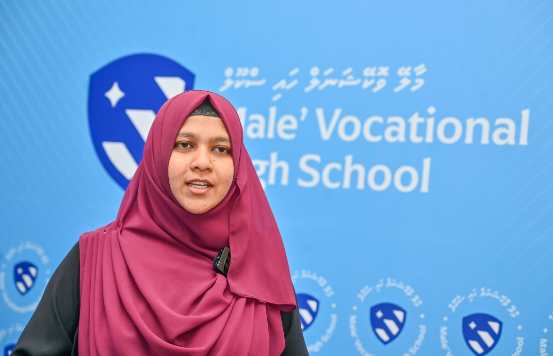 ވޮކޭޝަނަލް ހައި ސްކޫލުގެ ޕްރިންސިޕަލް އަފްރާ "މިހާރު"އަށް އިންޓަވިއު ދެނީ.-- ފޮޓޯ: ފަޔާޒު މޫސާ/ މިހާރު