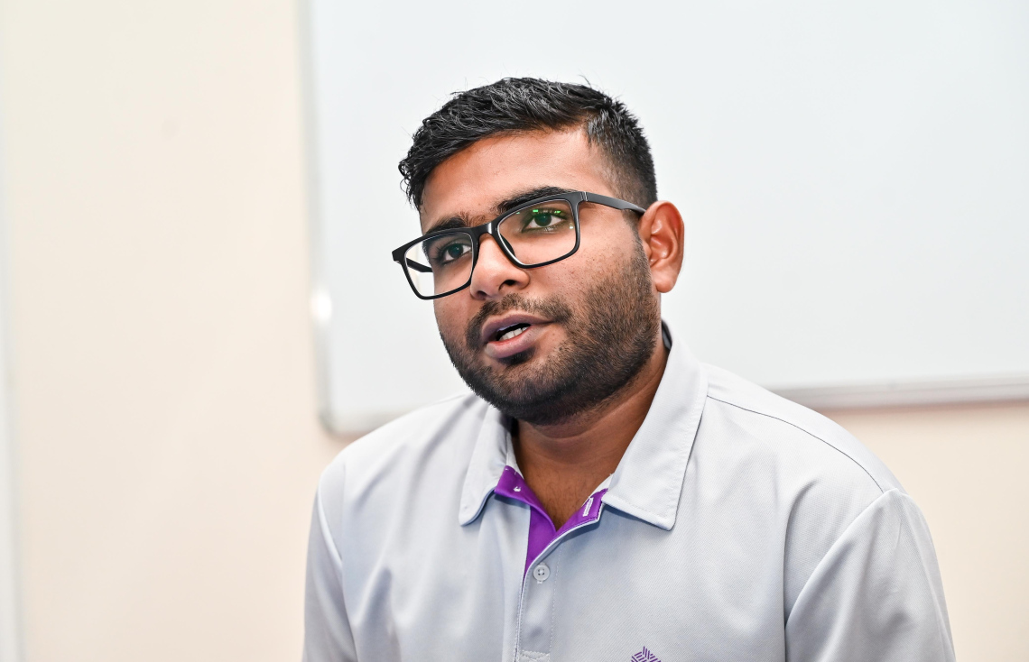 މާއިޒް، "މިހާރު"އަށް އިންޓަވިއު ދެނީ. އޭނާގެ ކޮއްކޮ އަންނަނީ މި ސްކޫލުގައި އައިޓީ ކިޔަވަމުން.-- ފޮޓޯ: ފަޔާޒު މޫސާ/ މިހާރު