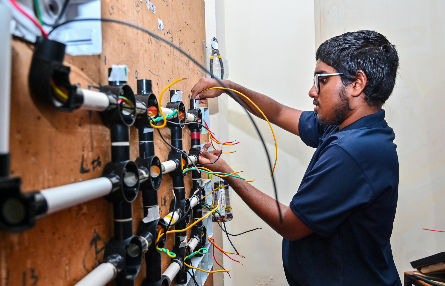 އިލެކްޓްރިކަލް އިންޖީނިއަރިން ކްލާހުގެ ދަރިވަރަކު ކިޔަވަނީ.-- ފޮޓޯ: ފަޔާޒު މޫސާ/ މިހާރު