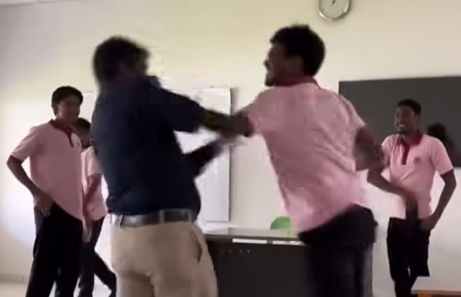 އައްޑޫ ހައި ސްކޫލުގައި ހިންގި މާރާމާރީގައި ޓީޗަރު ދަރިވަރުގެ ކުރިމަތިލުން ހިނގަނީ.