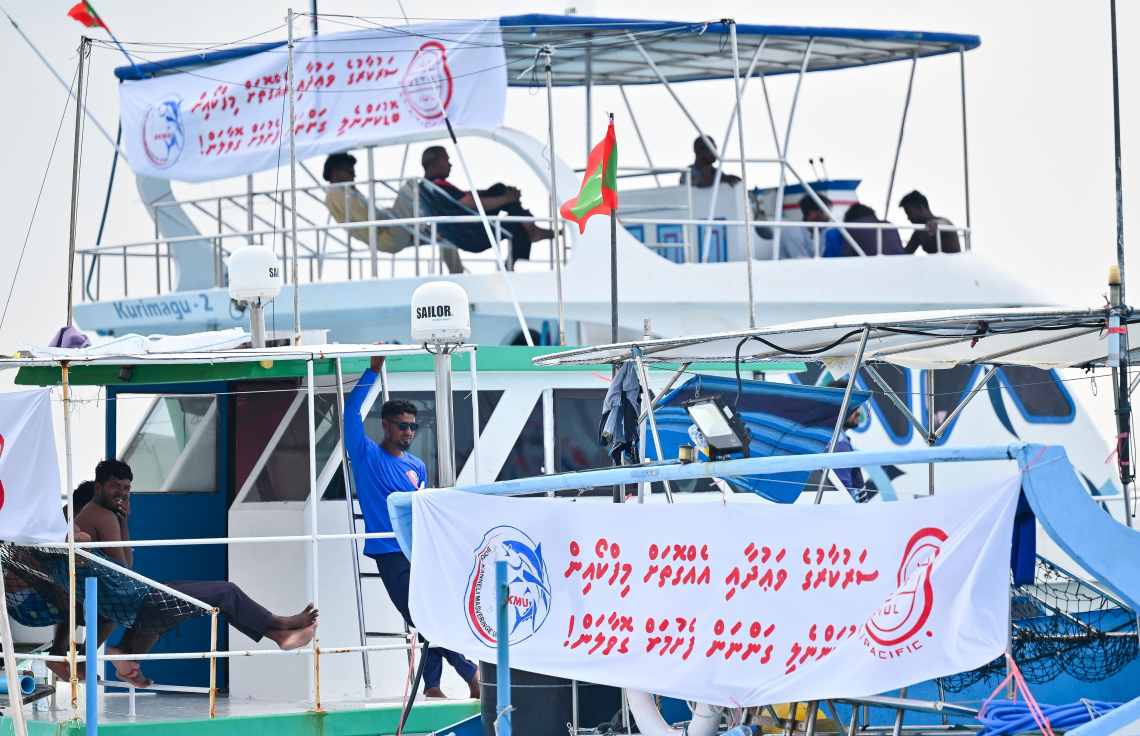 "ދެނެއް ނުފުރޭނެ، ދެނެއް ނުވާނެ"ގެ ނަމުގައި ބޮޑުކަންނެލީގެ މަސްވެރިން ކުރަމުންދާ އިހުތިޖާޖް ކުރިއަށް ދަނީ . ފޮޓޯ: ފަޔާޒު މޫސާ |މިހާރު