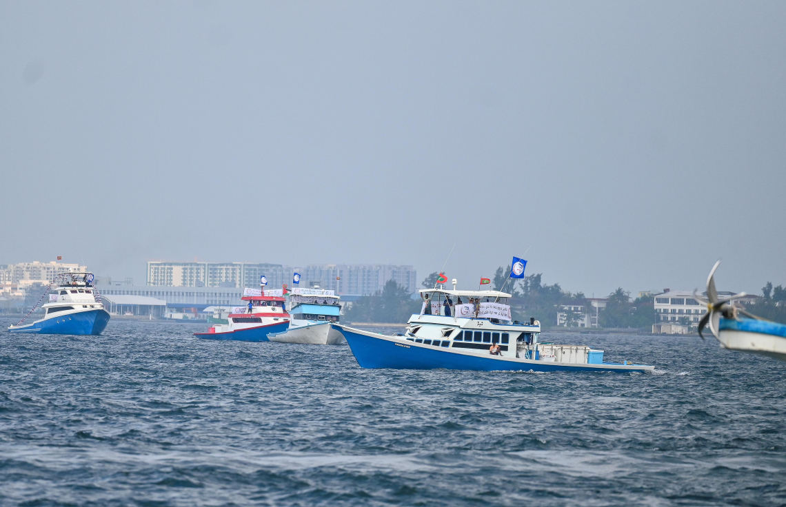 ބޮޑުކަންނެލި މަސްވެރިންގެ އިހުތިޖާޖުގައި ބައިވެރިވާ ބައެއް މަސްވެރިން ތިބި ދޯނިތައް މާލޭ ބޭރުގައި: ފުލުހުންނާ ސިފައިން ވަނީ މާލޭ ފަޅަށް ދޯނިތައް ވަނަނުދީ ހުއްޓުވާފައި -- ފޮޓޯ: ފަޔާޒު މޫސާ | މިހާރު