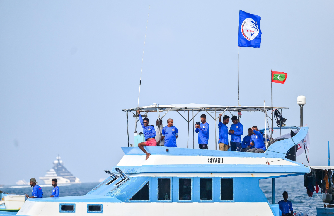 "ދެނެއް ނުފުރޭނެ، ދެނެއް ނުވާނެ"ގެ ނަމުގައި ބޮޑުކަންނެލީގެ މަސްވެރިން ކުރަމުންދާ އިހުތިޖާޖް މަސްވެރިން ބައިވެރިވަނީ --. ފޮޓޯ: ފަޔާޒު މޫސާ |މިހާރު