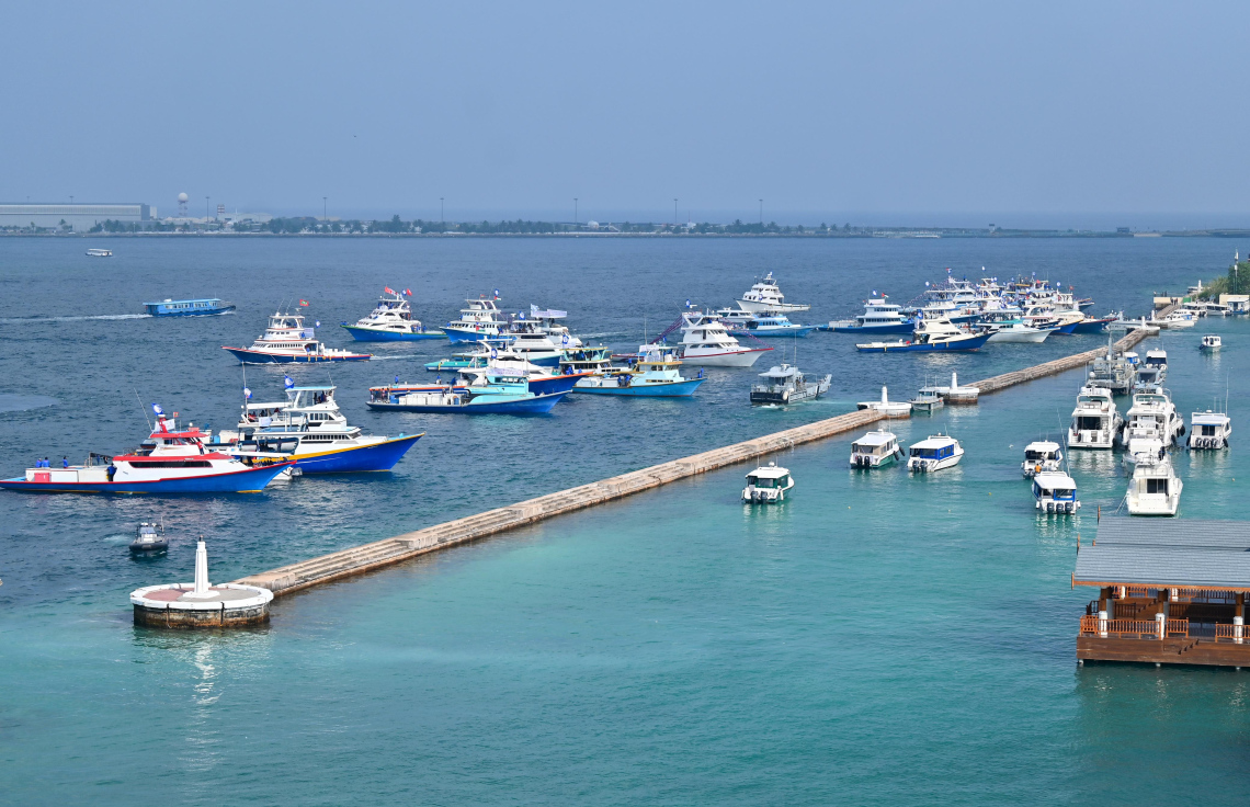 ބޮޑުކަންނެލި މަސްވެރިންގެ އިހުތިޖާޖުގައި ބައިވެރިވާ ބައެއް މަސްވެރިން ތިބި ދޯނިތައް މާލޭ ބޭރުގައި: 49 ދޯންޏަކުން އެ އިހުތިޖާޖުގައި ބައިވެރިވޭ -- ފޮޓޯ: ފަޔާޒު މޫސާ | މިހާރު