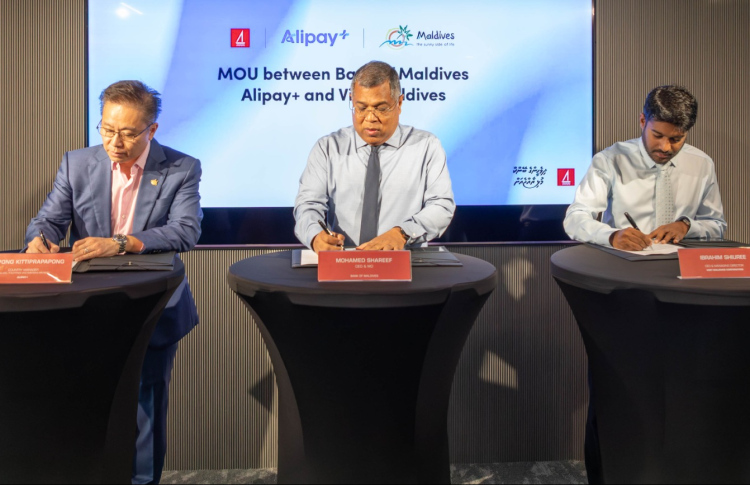 ބީއެމްއެލް، އަލިޕޭ+ އަދި ވިޒިޓް މޯލްޑިވްސްއިން ގުޅިގެން ރާއްޖެ ޕްރޮމޯޓު ކުރުމުގެ އެއްބަސްވުމުގައި ސޮއިކުރަނީ. -- ފޮޓޯ: ބީއެމްއެލް