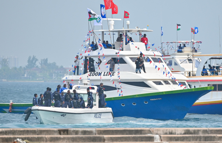 ފުލުހުންގެ ލޯންޗު، ކަންނެލި ދޯންޏަކާ ކައިރިކޮށްފައި: ދޯނިތައް ފުލުހުންގެ ބެލުމުގެ ދަށަށް ގެންގޮސް، މުޒާހަރާ ވަނީ ރޫޅާލައިފައި - ފޮޓޯ: ފަޔާޒު މޫސާ / މިހާރު