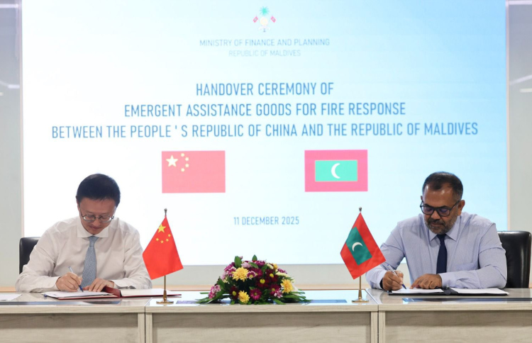 ޗައިނާ އިން ރާއްޖެ އަށް ހަދިޔާކުރި ތަކެތި ހަވާލުކުރުމަށް ބޭއްވި ރަސްމިއްޔާތުގައި ފޮރިން މިނިސްޓަރު މޫސާ ޒަމީރާއި ޗައިނާއިން ރާއްޖެއަށް ކަނޑައަޅާފައި ހުންނަ ސަފީރު ކޮން ޝިއަންވާ އެހީގެ އެއްބަސްވުމުގައި ސޮއި ކުރަނީ.-- ފޮޓޯ: ފިނޭންސް މިނިސްޓްރީ