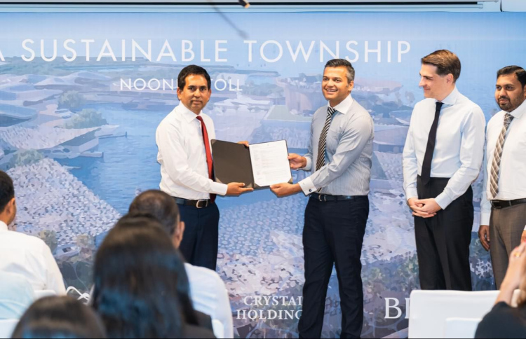 ސަަސްޓެއިނަބުލް ޓައުންޝިޕް ގާއިމްކުރުމުގެ އެއްބަސްވުން އިކޮނޮމިކް މިނިސްޓަރު މުހައްމަދު ސައީދާއި ކްރިސްޓަލް ހޯލްޑިންގްސްގެ ސީއީއޯ އެކްސްޗޭންކްކުރައްވަނީ. ފޮޓޯ: އިކޮނޮމިކް މިނިސްޓްރީ