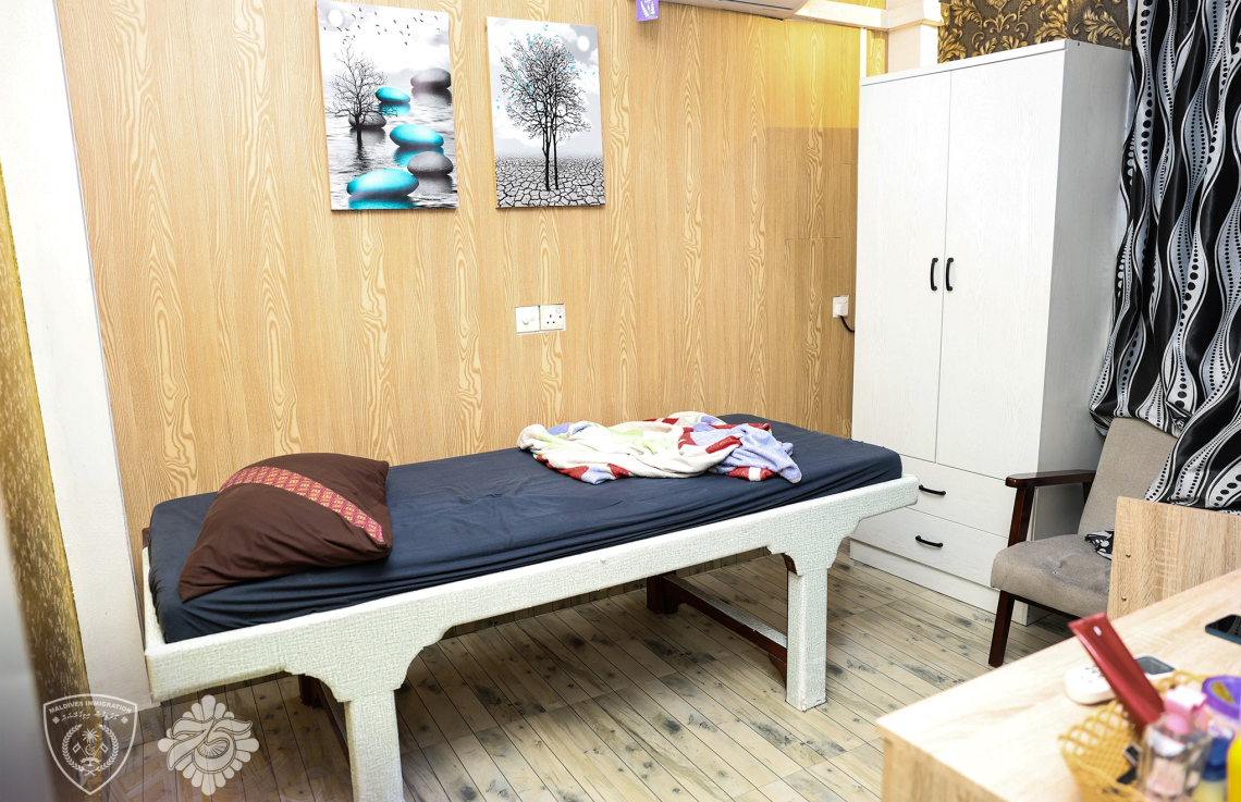 މާލެ އިން އިއްޔެ ފާސްކުރި މަސާޖުޕާލާއެއްގައި މަސައްކަތްކުރާ ތަނެއްގެ ކޮޓަރިއެއް.---ފޮޓޯ: އިމިގްރޭޝަން