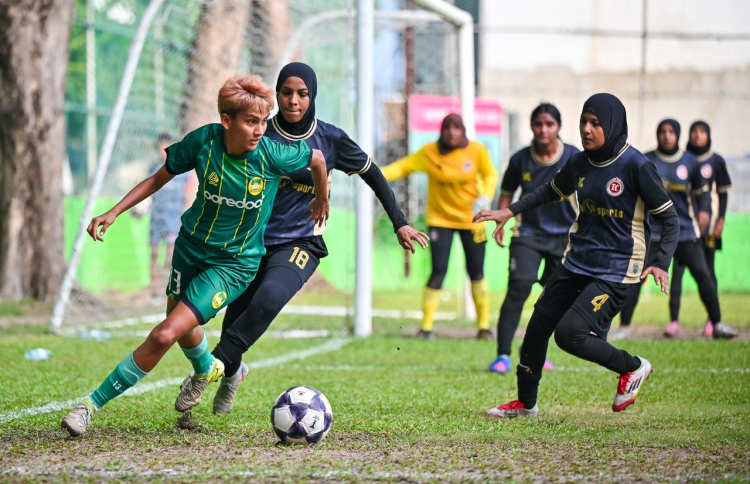 އެފްއޭއެމް ވިމެންސް ލީގުގައި މާޒިޔާ އާއި ޓީސީ ހެންވޭރު ދަނޑުގައި ބައްދަލުކުރި މެޗުގެ ތެރެއިން.-- ފޮޓޯ: ފަޔާޒް މޫސާ | މިހާރު