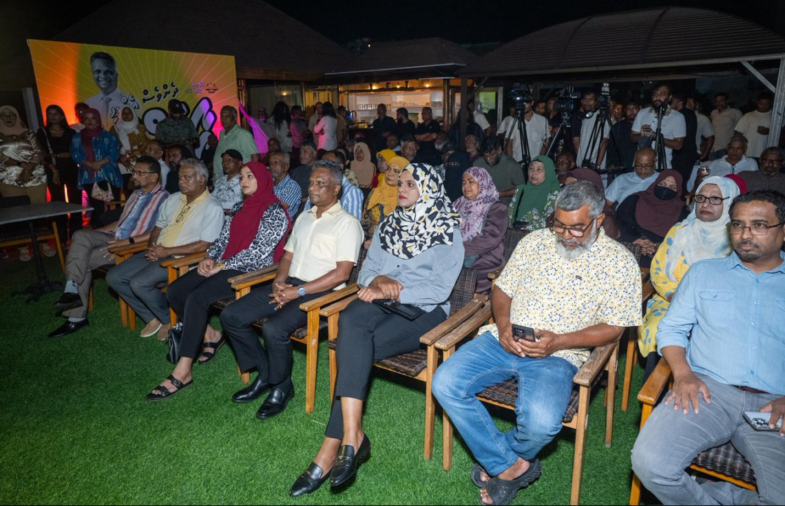 އާދަމް އާޒިމް ރޭ ހުޅުމާލޭގައި ބޭއްވި ކެމްޕެއިން ޖަލްސާގައި ބައެއް ސަޕޯޓަރުންނާ އެކު.---ފޮޓޯ: ނިޝާން އަލީ| މިހާރު