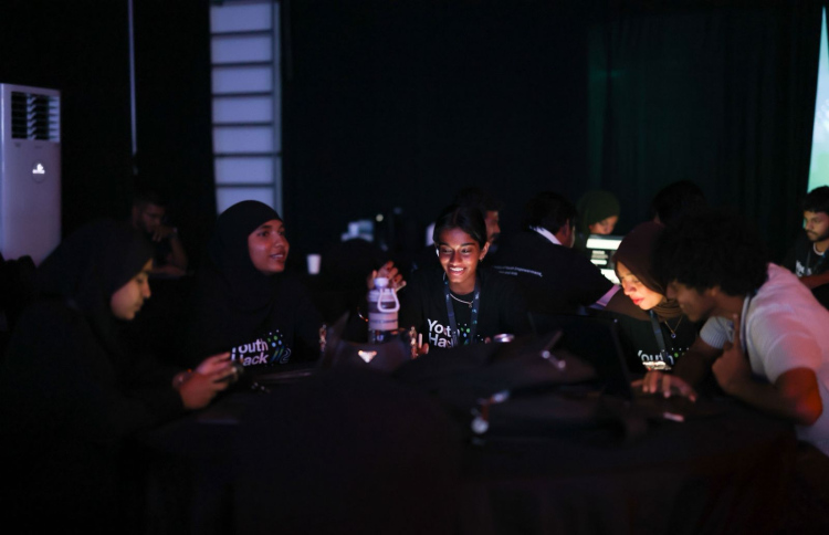 48 ގަޑިއިރަށް ދެމިގެންދާ ހެކަތޯންގައި 85 ޒުވާނުން