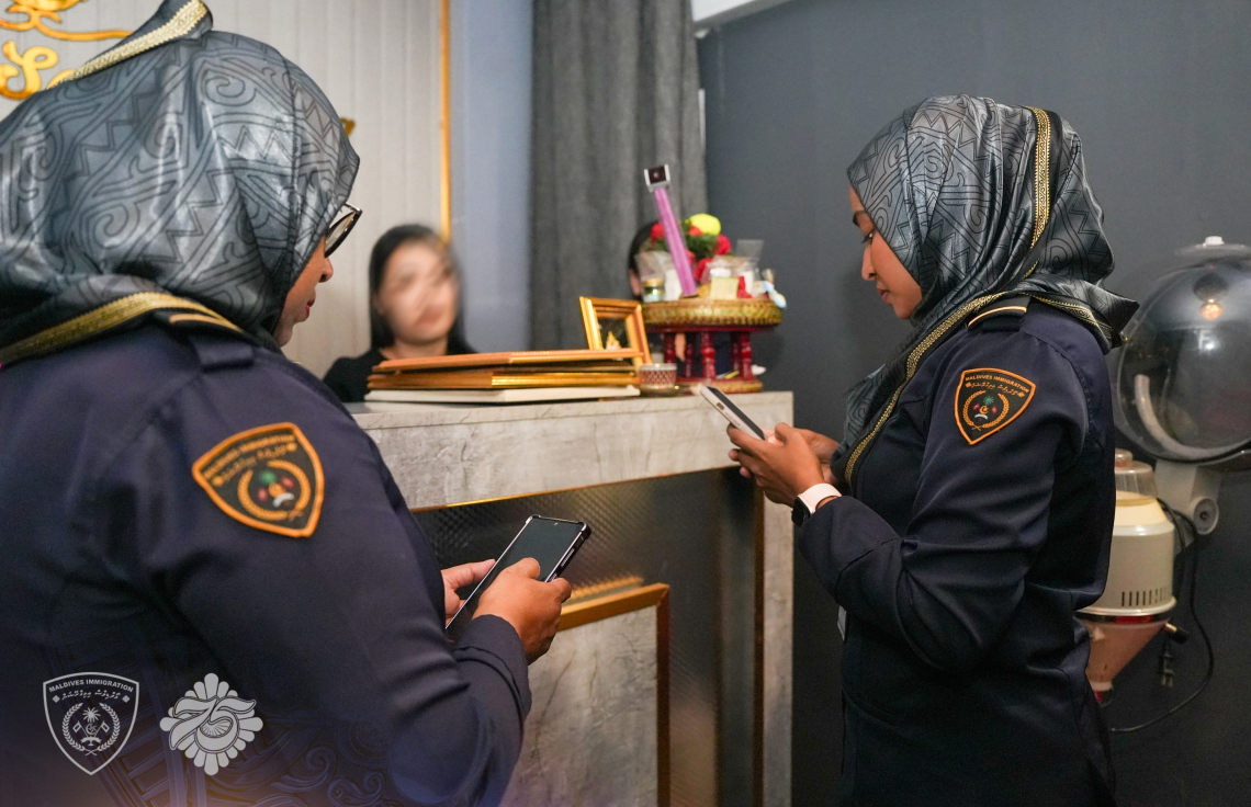 މާލެ އިން ރޭ ފާސްކުރި މަސާޖުޕާލާއެއްގައި މަސައްކަތްކުރާ ދެ ބިދޭސީއަކާ އިމިގްރޭޝަންގެ މުވައްޒަފުން ސުވާލު ކުރަނީ.---ފޮޓޯ: އިމިގްރޭޝަން