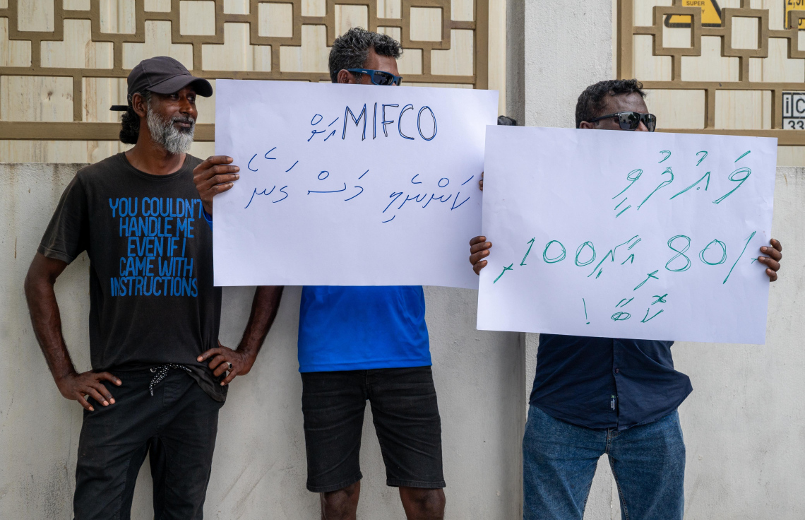 މަސްވެރިންގެ މުޒާހަރާގެ ތެރެއިން ހައްޔަރުކުރި މީހުންގެ ބަންދުގެ މުއްދަތު އިތުރުކުރުމަށް ކްރިމިނަލް ކޯޓު ކައިރިއަށް ހާޒިރުކުރި އިރު ކޯޓު ކައިރީ މުޒާހަރާކުރަނީ. -- ފޮޓޯ: ފަޔާޒް މޫސާ / މިހާރު